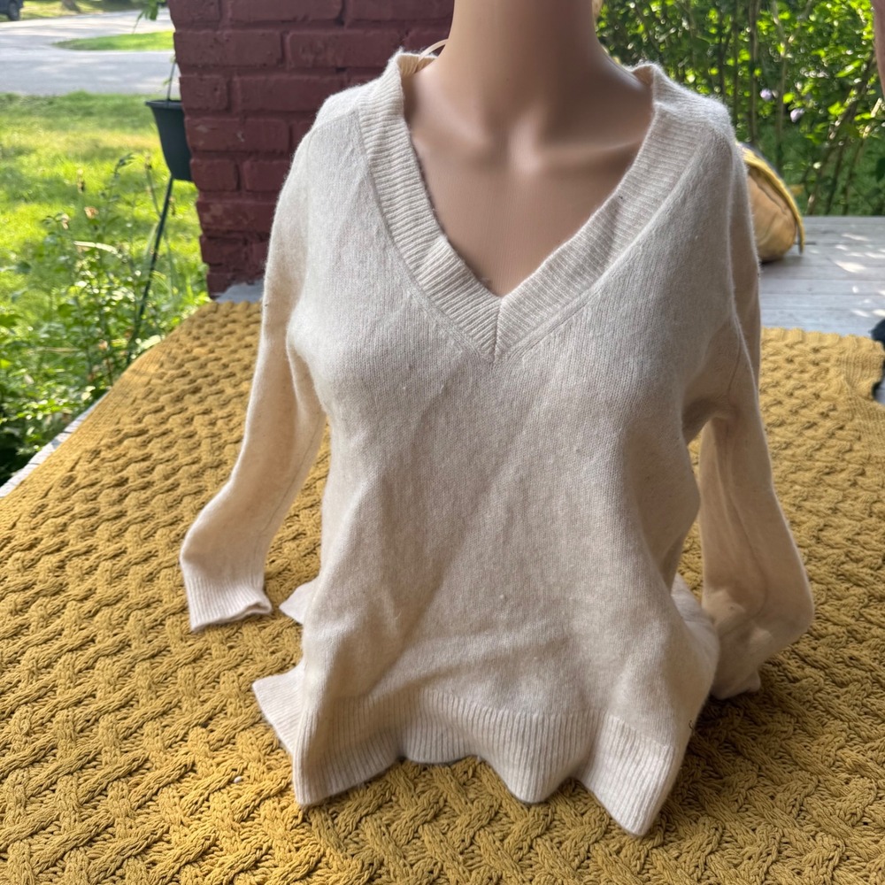Biltmore women's Cashmere V-Neck Sweater Cream Off White High Low Hem Small